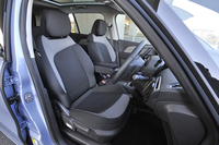 シート表皮はファブリック。上級の「エクスクルーシブ」グレードだと、レザーのオプションも可能。