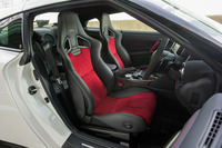 「GT-R NISMO」に装備される、レカロ製のカーボンバケットシート。表皮は、黒のレザーと赤のアルカンターラの組み合わせとなる。