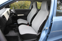 「F」のシートは、他の乗用モデルと同じくグレーに近いライトブルーの表皮にホワイトのパイピングの組み合わせ。「X」や「S」とは異なり、運転席シートリフターは装備されない。
    