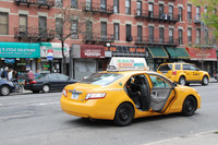 手前が「トヨタ・カムリ ハイブリッド」、奥には「フォード・エスケープ」のイエローキャブが見える。