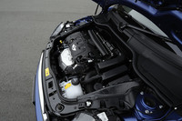 122psを発生する1.6リッター直4エンジンはハッチバックの「MINIクーパー」と同じ。