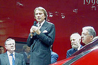 
	スピーチをするのはフェラーリ社長、ルカ・ディ・モンテゼーモロ（中央）。創始者エンツォ・フェラーリの息子、ピエロ・フェラーリの顔も見える（一番右）
	 