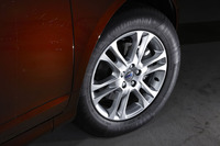 
    「XC60 D4 SE」の18インチアルミホイール。これまでの「XC60」とは異なるデザインのものが与えられている。
    