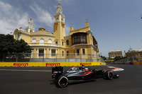 前戦カナダに次ぐパワーサーキット、バクーでマクラーレンは苦戦。初日最初のフリー走行でこそフェルナンド・アロンソ4位、ジェンソン・バトン（写真）7位と上位に顔をそろえたものの、予選ではクリアラップを見つけられず、バトンはQ1敗退の19位、3戦連続Q3進出中だったアロンソも14番手に沈んだ。レースではアロンソがシフトダウンができなくなりリタイア、バトンは入賞手前の11位完走。（Photo=McLaren）