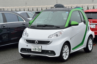 モデルライフ終盤となっても、根強い人気を保っている「スマート」。写真は電気自動車の「スマート・フォーツー エレクトリックドライブ」。
    