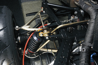 上下ともAアーム式のダブルウィッシュボーン・リアサスペンション。ダンパーはアウトボードに配されるものの、仮想プッシュロッド式インボードとでも言うべき独自の機構“フルフローティング方式”を採る。