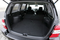 クルーガーハイブリッドには3列目シートが備わる。
	 