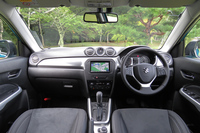 4代目となる新型「エスクード」のインストゥルメントパネルまわり。4WD車ではダッシュボードの助手席側に「ALLGRIP」のバッジが装着される。