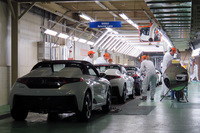 出荷へ向け、「S660スペシャルレーン」において塗装や建てつけのチェックを受ける「S660」。
    