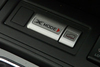 シフトレバーの前に位置するX-MODEのスイッチ。「X-MODE」と書いてある方ではなく、クルマのアイコンが描かれている方がスイッチなのだ。