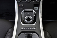 9段ATの“ロータリーセレクター”の手前に、テレイン・レスポンスのスイッチが備わる。
    