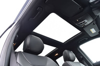 パノラミックスライディングルーフが標準で付く。