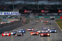 GT500クラスのスタートシーン。好スタートを切ったNo.3 GT-Rが終始レースをリードする展開となった。