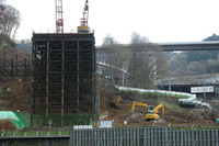 山肌を削り、鉄を打ちつけ、コンクリートでかためる。着々と進む工事。