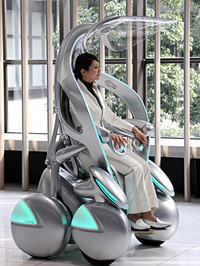 こちらは2005年に登場した4輪の「i-unit」。i-REALがより現実的なカタチに進化しているのがわかるだろう。豊田市のトヨタ会館にて。