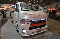 「トヨタ・ハイエース」を和風に仕立てた「Buan 和柄コンセプトカー」。
    