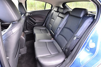 「G-ベクタリング コントロール」の効果は、後席（写真）の中央席に座っていると、最も顕著に感じられるという。