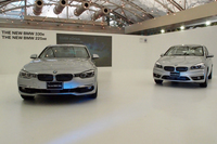 この日は、セダンの「330e」（写真左）と5ドアハッチバック「225xeアクティブツアラー」（同右）、2台のプラグインハイブリッド車が同時に発表された。