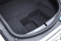 荷室のフロア下には、予備の収納スペースも。