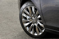 足元の仕様は全車共通で、19インチのノイズリデューシングアルミホイールと245/40R19サイズのタイヤの組み合わせ。サスペンションには振幅感応型ダンパーを採用している。