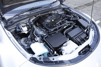 鍛造クランクシャフト採用によるクランク剛性アップや、ピストン、バルブスプリングなどのパーツ見直しによって最高許容回転数が従来の7000rpmから7500rpmになるなど、高回転域での伸びを重視したチューンを施した。組み合わされる6MTは、操作フィールの向上を狙った改良が施されている。