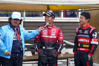 同乗走行会を終えて、インタビューを受ける奴田原文雄選手（中央）と眞貝知志選手（右）。