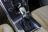 センターパネルはヨットレースのイメージが刻まれた、抽象模様の黒い専用のアルミパネルに。シフトセレクターも新デザインとなっているが、これは2013年モデルを対象に採用されたもの。