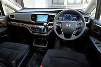 「オデッセイ ハイブリッド」のインストゥルメントパネルまわり。内装色はブラックで、木目調の装飾パネルが組み合わされる。