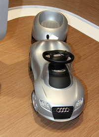 【写真7】キッズ用乗用玩具。こちらのアウディ車は73ユーロ（約7500円）。トレーラーは39ユーロ（約4000円）の別売りだった。