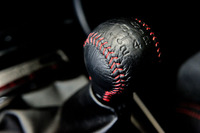 レッドステッチが施されたシフトノブ。トランスミッションは5段MT。