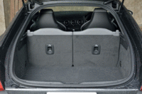 荷室の容量は、標準の状態で305リッター。後席を前方に倒すことで、さらに拡大できる。（写真をクリックするとシートの倒れる様子が見られます）