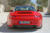 ボディーはリアがワイドな「カレラ4カブリオレ」がベース。「911カレラ」の2WDモデルと比較して、左右がそれぞれ22mm幅広くワイドになっている。
    