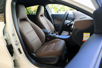 「GLAクラス」のシートは、ヘッドレスト一体型。オプション「エクスクルーシブパッケージ」を選択したテスト車のそれは、表皮に本革がおごられる。