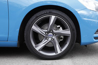 「R-DESIGN」専用の18インチアルミホイール。タイヤサイズは235/40R18で、今回の試乗車は「コンチネンタル・コンチスポーツコンタクト3」を装着していた。