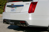 専用のサウンドチューニングが施された左右2本出しのマフラー。ステンレス製のエキゾーストパイプが用いられている。