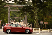 伊勢神宮・内宮の象徴たる宇治橋鳥居の前で。
    