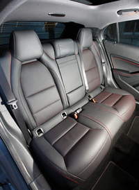 リアシート（写真）は、分割可倒式。アームレストの部分はスキーホールにもなっており、長尺物の積載に対応できる。
    