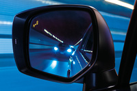 「アドバンスドセイフティパッケージ」に含まれる「スバルリヤビークルディテクション（後側方警戒支援機能）」。自車の後側方から接近する車両がある場合、サイドミラーに装備されるLEDインジケーターを点灯・点滅させ、ドライバーに注意を促す。