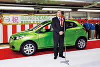 2007年5月21日に広島県の宇品工場で行われた、新型「デミオ」の生産開始セレモニーの様子。