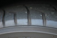 あぁ……ヒビが入ってる〜。コンパウンドが硬くなってる証拠。