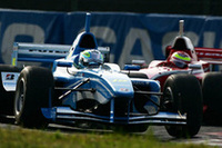 追い上げを続けたNo.2 松田次生(mobilecast IMPUL)は、最終ラップのシケインでNo.19 本山哲(Arabian Oasis IMPUL)の直後まで迫るが及ばず、2位でフィニッシュ。