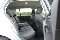 シート表皮はファブリック。シート色は「チタンブラック」のみとなる。