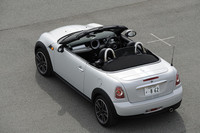 【試乗車のオプション装備】 ボディーカラー（ホワイトシルバーメタリック）＝5万5000円／MINIチリパッケージ＝6万3000円／アロイホイールブラックスターRF＝12万円／ランフラットタイヤ＝1万8000円／スポーツストライプシルバー＝2万5000円／アラームシステム＝7万円／コンフォートアクセス＝8万6000円／ウインドディフレクター＝5万円／インテリアサーフェス・ストライプド・アロイ＝4万6000円