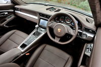 試乗車のインテリアカラーは「エスプレッソ」。オプションの「マルチファンクションステアリングホイール」が装着されている。