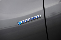 FF車同士で比較した場合、燃費はガソリン車が13.4～14.0km/リッターであるのに対し、ハイブリッド車は24.4～26.0km/リッターとなっている（いずれもJC08モード）。