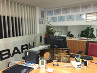 マージさんのデスク。パソコンのディスプレイに貼られたSUBARUのバッジが、自ら取り扱うブランドへの愛着を感じさせる。