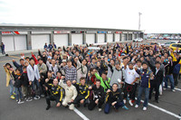 「呼んでくれれば毎年でも来るよ！」というラニョッティを中心に、再会を約してみんなで記念撮影。
