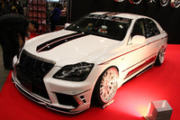 「トヨタ・クラウン」をベースにしたカスタムカー。今年の出展車両には、国産回帰のムードを感じた。
    