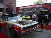 SEMAショーの正面玄関。「チャレンジャー」「マスタング」「コルベット」など、往年アメリカンマッスルカーたちのオンパレード。