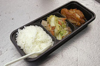 
	タイラーメンと大きく書かれた屋台に目がとまる。調理もサービスもタイの人が担当しているようだ。活気がある。ここ「サワディー」は、東村山と所沢に店を構える、こだわりのタイ料理店とのこと。フジロックフェスティバルなどのイベントにも出店するかなりの人気店らしい。
	レッドカレー、グリーンカレー、豚のバジル炒め、タイ風野菜炒め、チキンの唐揚げの5品から2品を選ぶ、定食をオーダーすることに……。選んだのは野菜炒めと唐揚げ。味も香りも塩梅が良くアッという間に平らげた。欲を言えば、出来たての熱々が食べたかったな。ちなみにお代は500円。（こんどー）
	 